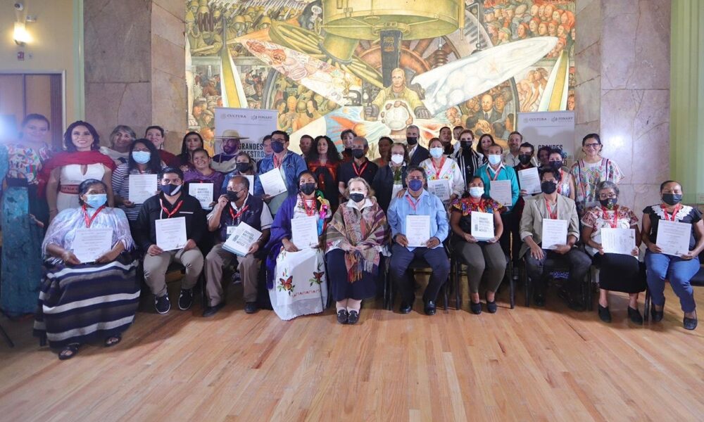 Grandes Maestros del Patrimonio Artesanal de México son premiados en el Palacio de Bellas Artes